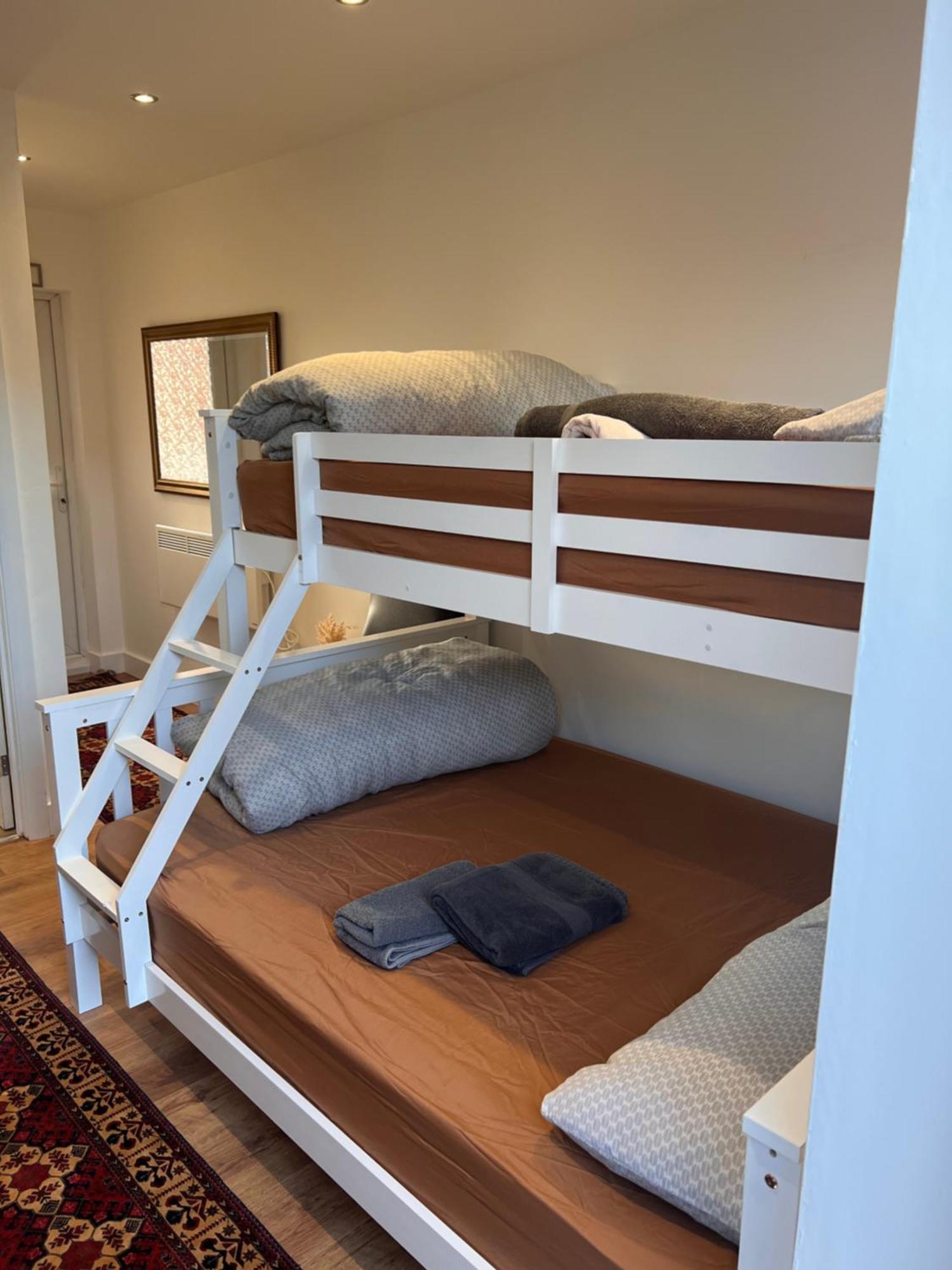 1 Bedroom & Bathroom Dorney Esterno foto